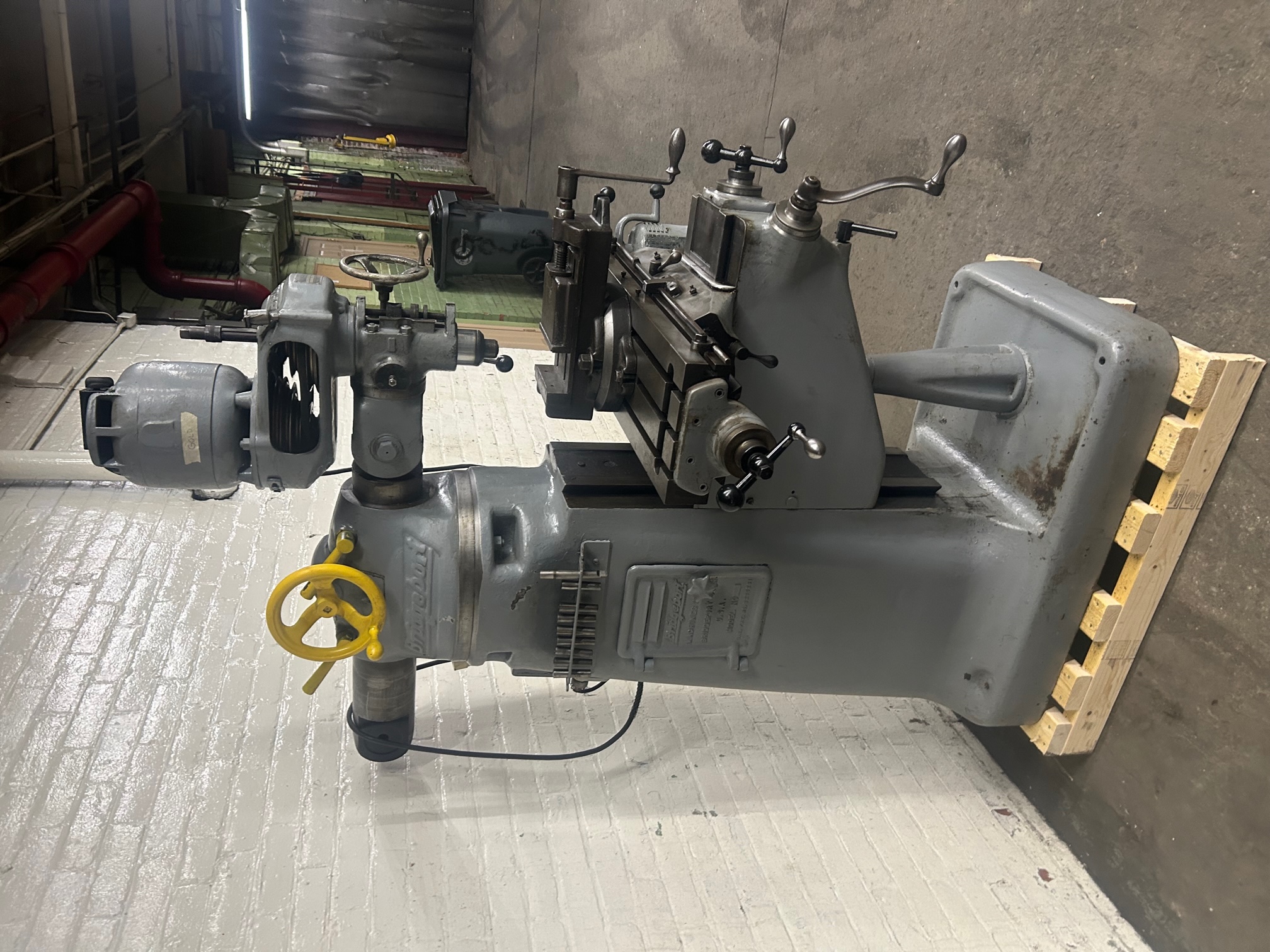 Used Bridgeport 9" x 32" 1/2 HP, 6-Speed Ram Type Vertical Milling Machine