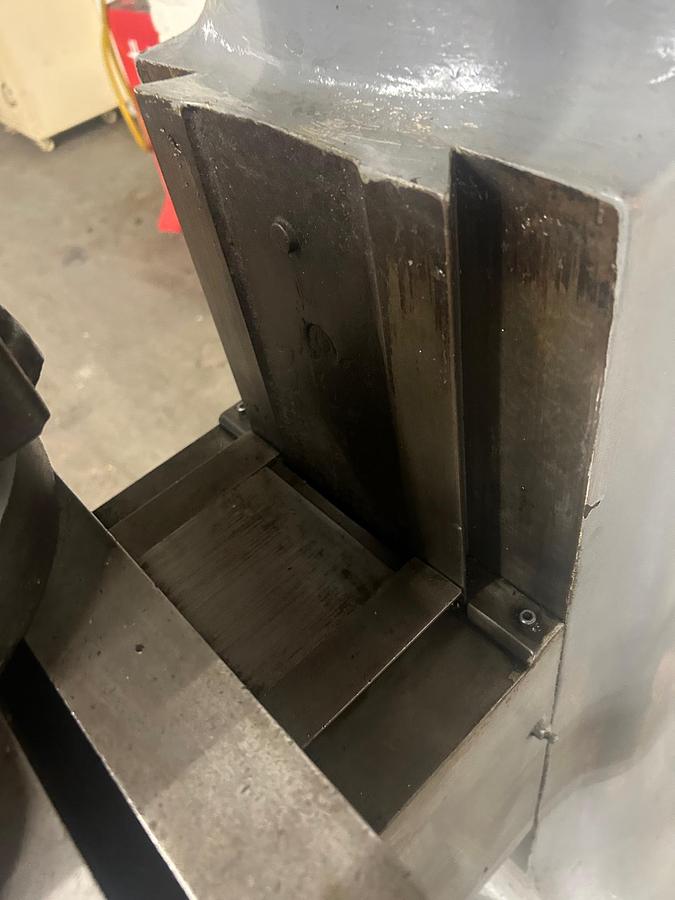 Used Bridgeport 9" x 32" 1/2 HP, 6-Speed Ram Type Vertical Milling Machine