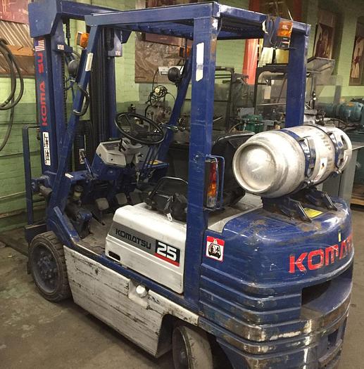 Used 2956-560 KOMATSU 5000LB CAPACITY RIDE ON FORK LIFT TRUCK MODEL 25