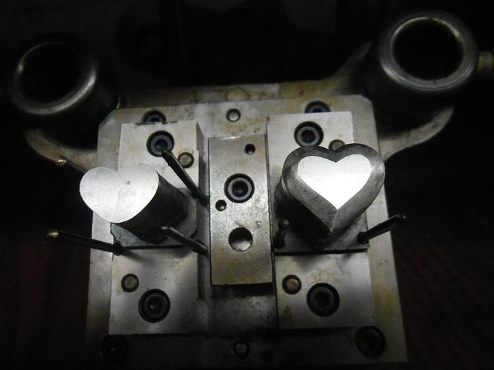 Used 7459-390 Die Set 2-Set of Hearts
