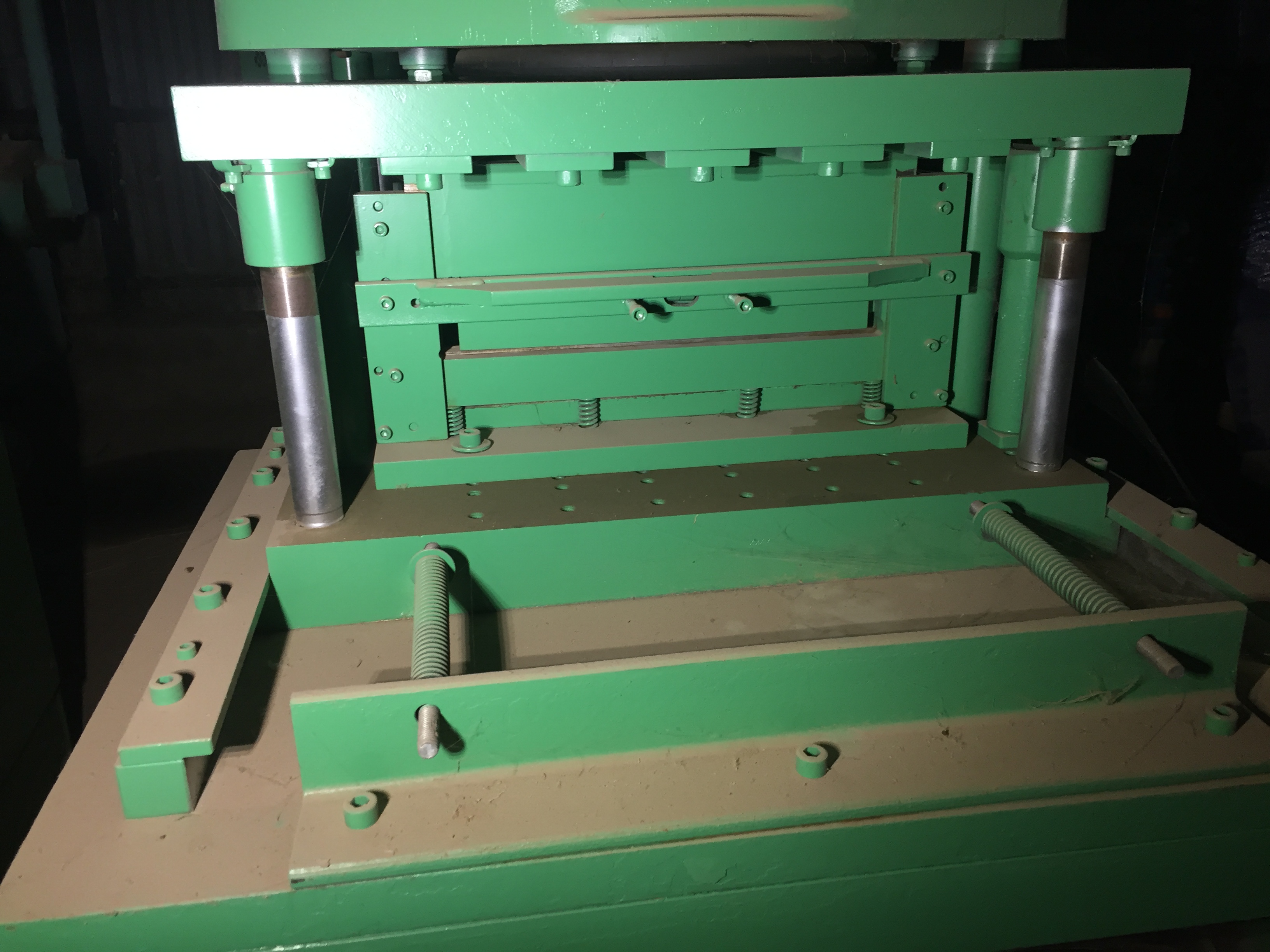 Used 7 Ton Airam 2 Post Cut-Off Press