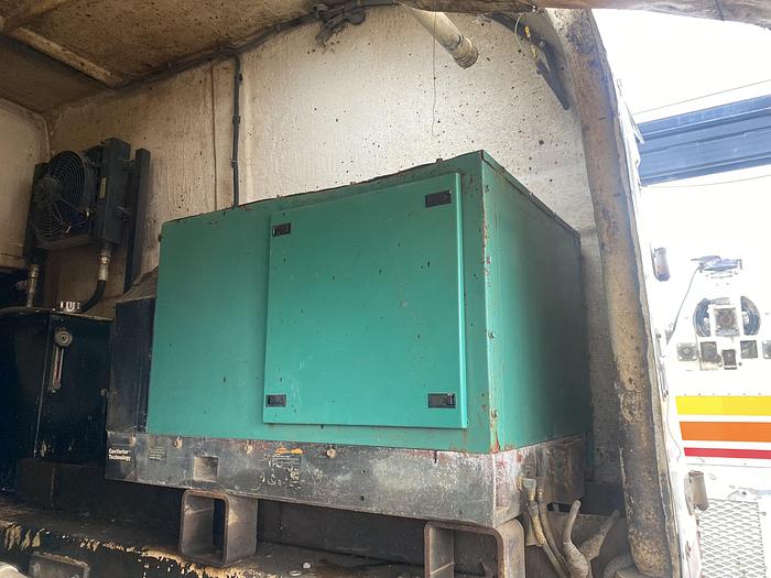 Used 2000 Kenworth Fiberglass wireline