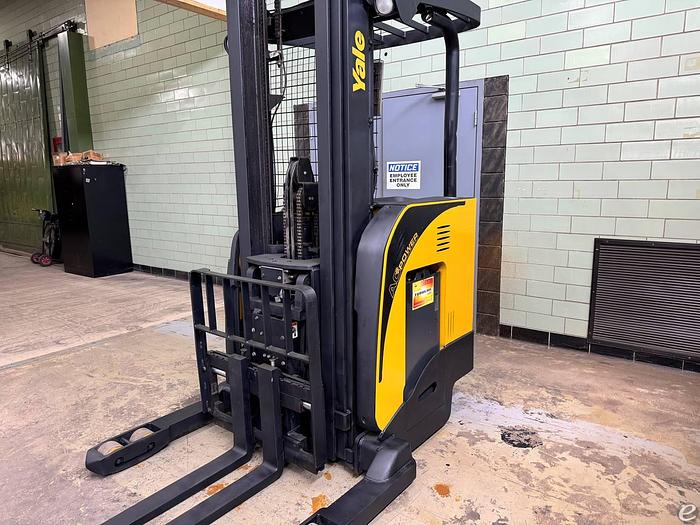 Refurbished Like New, Ready to go! 2011 Yale Reach Truck