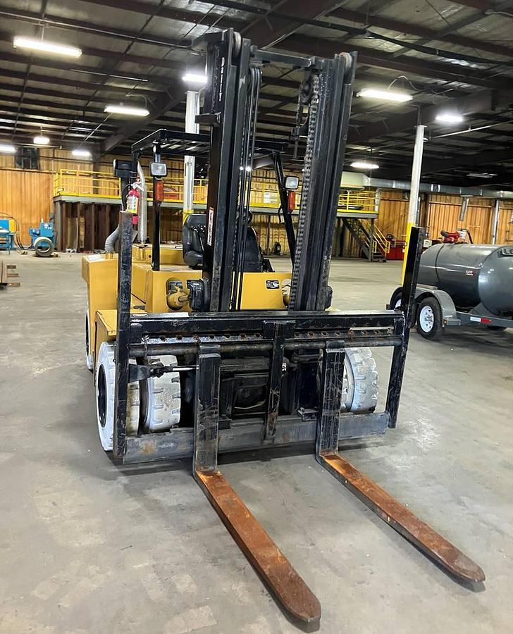 Used SO NICE!!! 2003 CAT DP70 = 15,500 Lbs. Capacity
