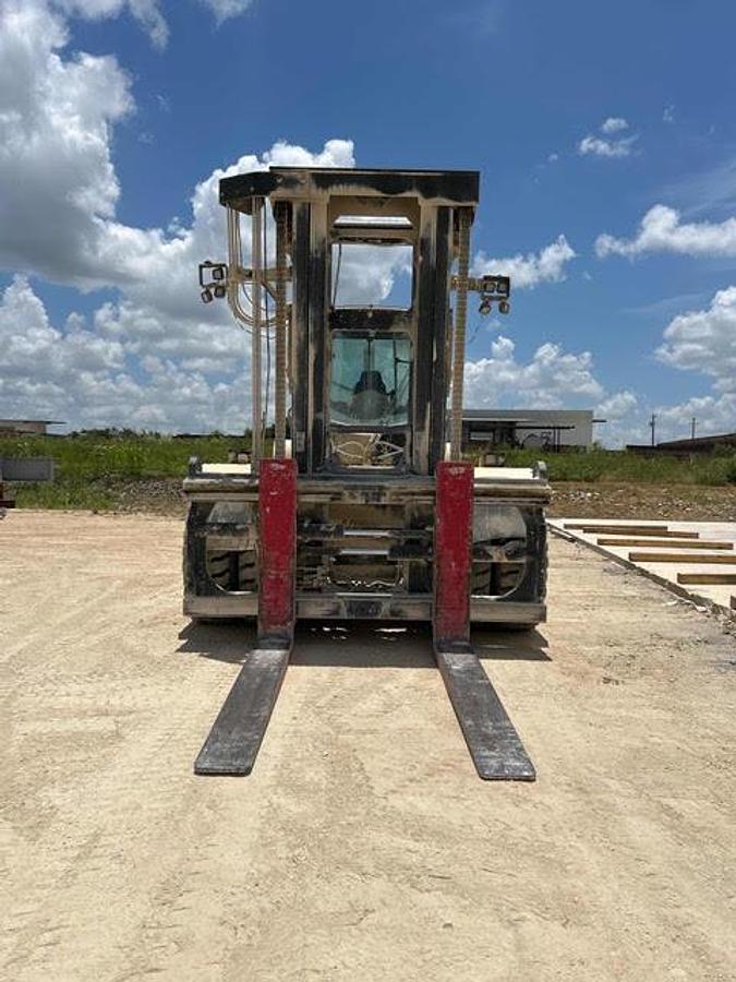 Used AVAILBE NOW: 2015 Hyster H620HD (62,000# capacity at 48” load center)