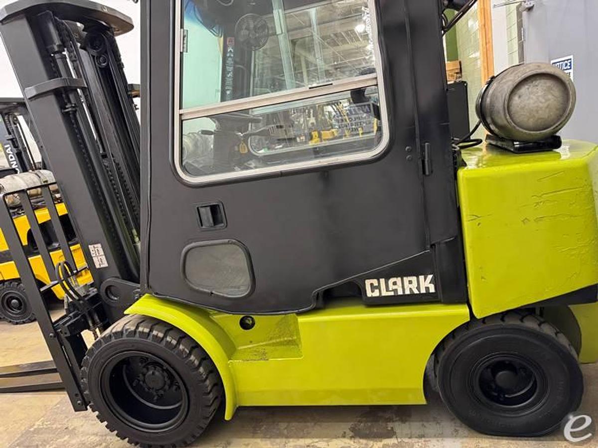 Refurbished 2000 Clark CGP30