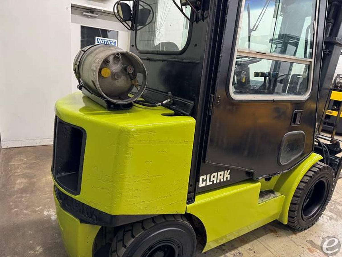 Refurbished 2000 Clark CGP30