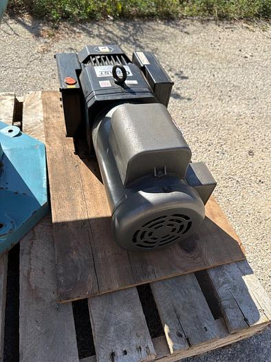 Used Gast Vacuum Pump # 2070-V122-VL3514 ~ 1 Phase ~  115/230V ~ 1 1/2 HP (6323)