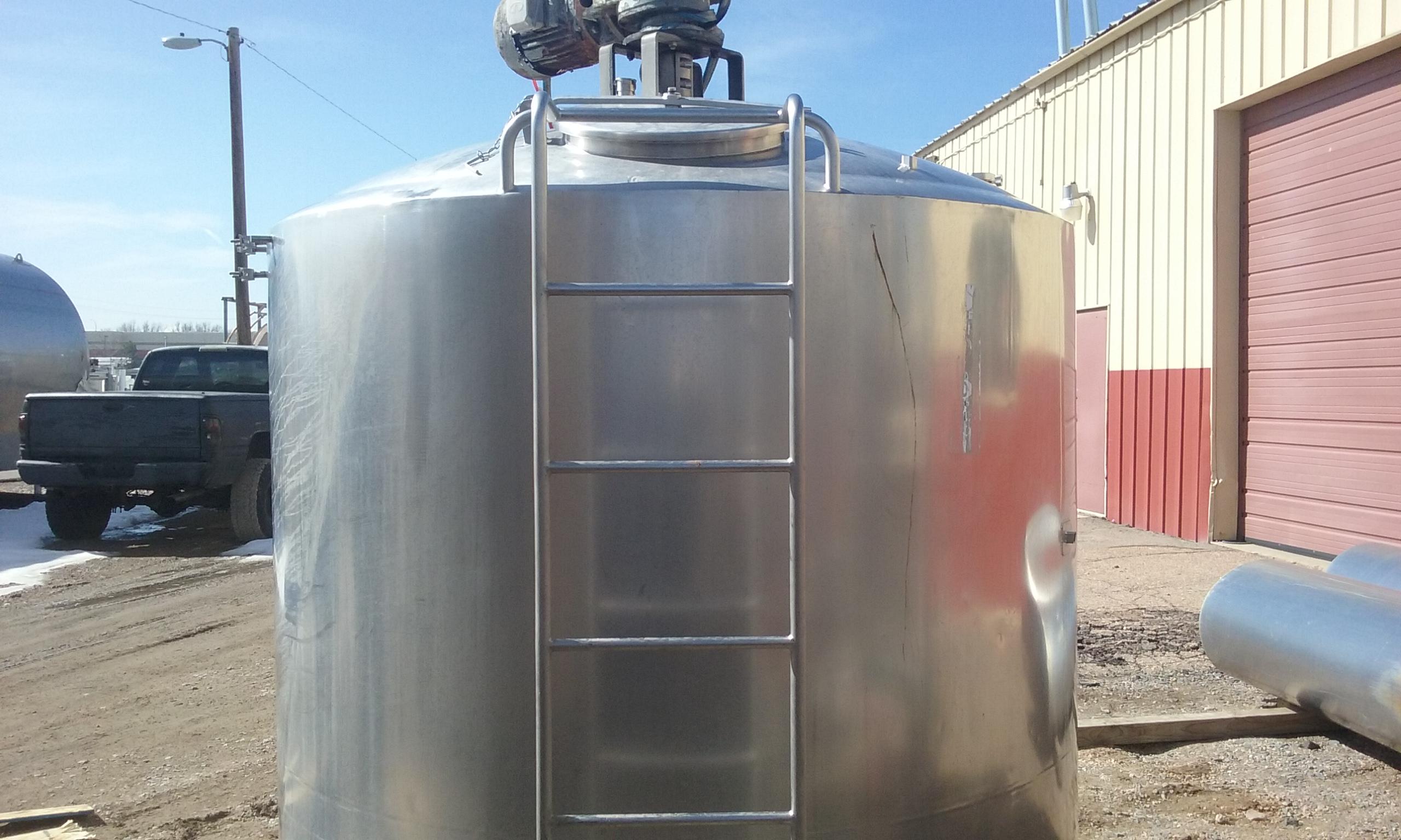 Usado 1000 GALLON MIX TANK