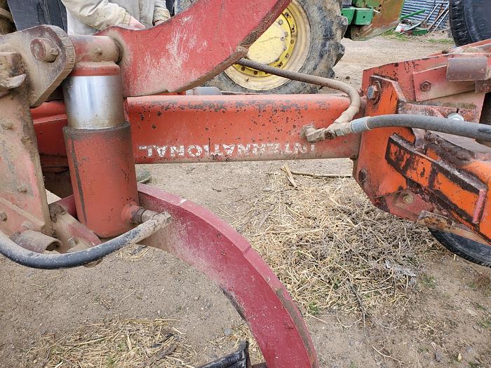 Used International 140 Plow w/ Hyd Reset - 5 Bottom