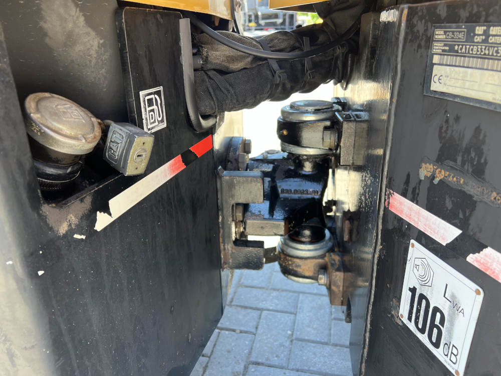 Usato 2006 Caterpillar CB 334E