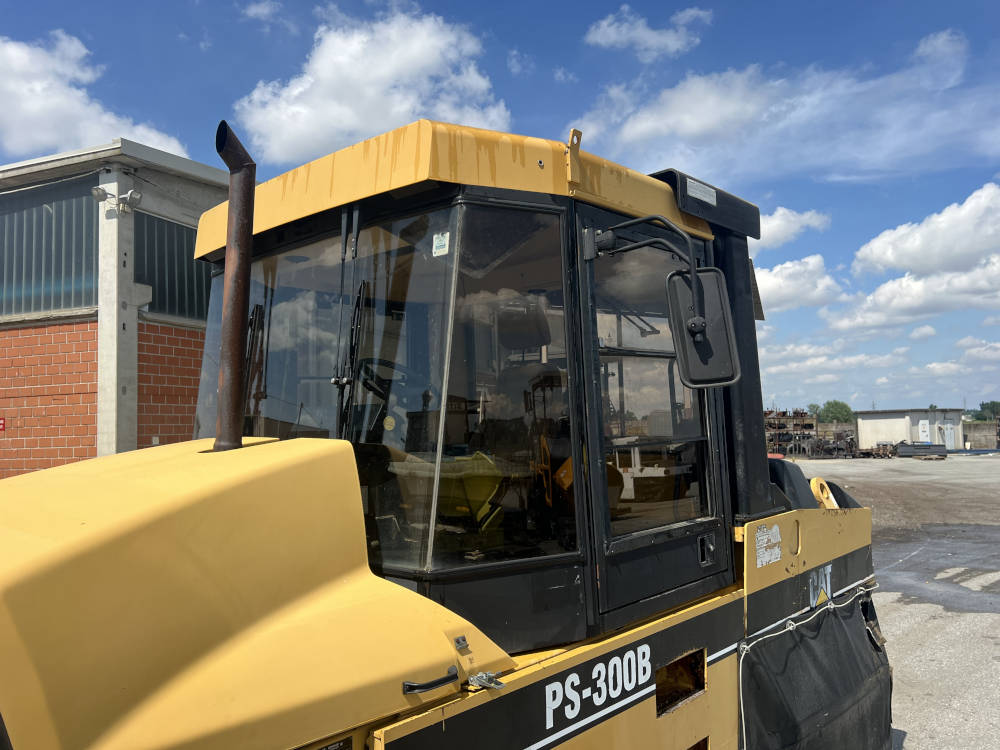 Usato 2002 Caterpillar PS 300B