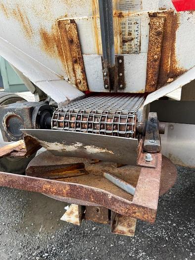 Used Simonsen 4 Ton Fertilizer Spreader