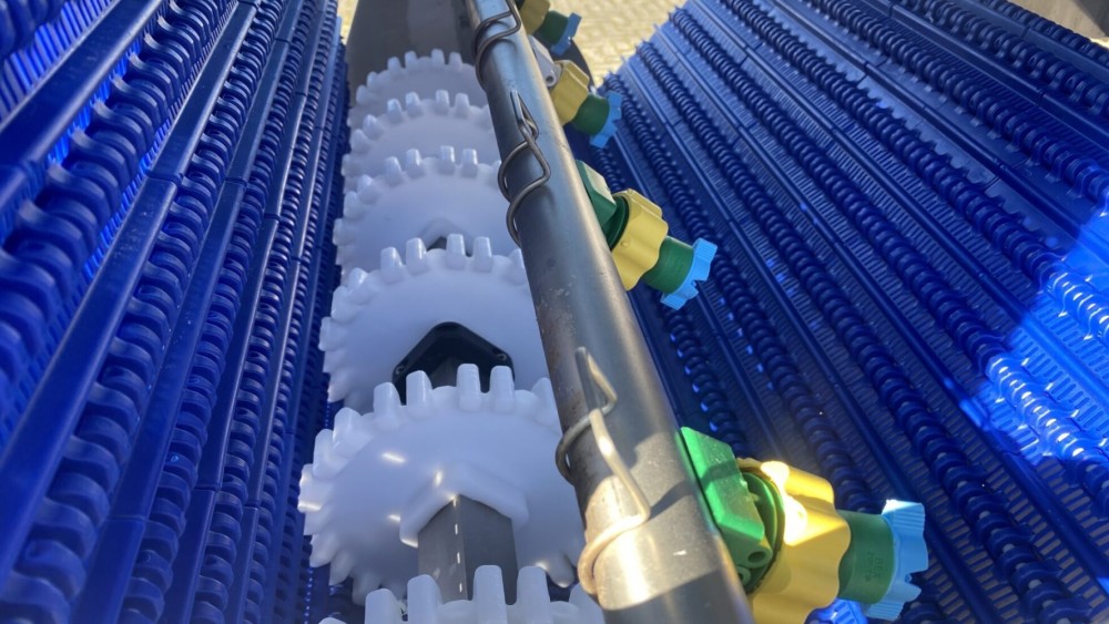 Conveyor belt with cleaning system