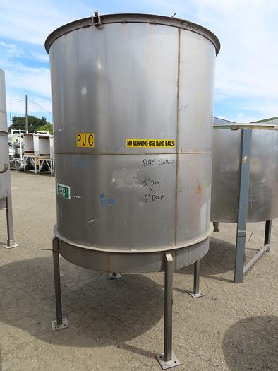 Used 885 Gallon Vertical Stainless Tank