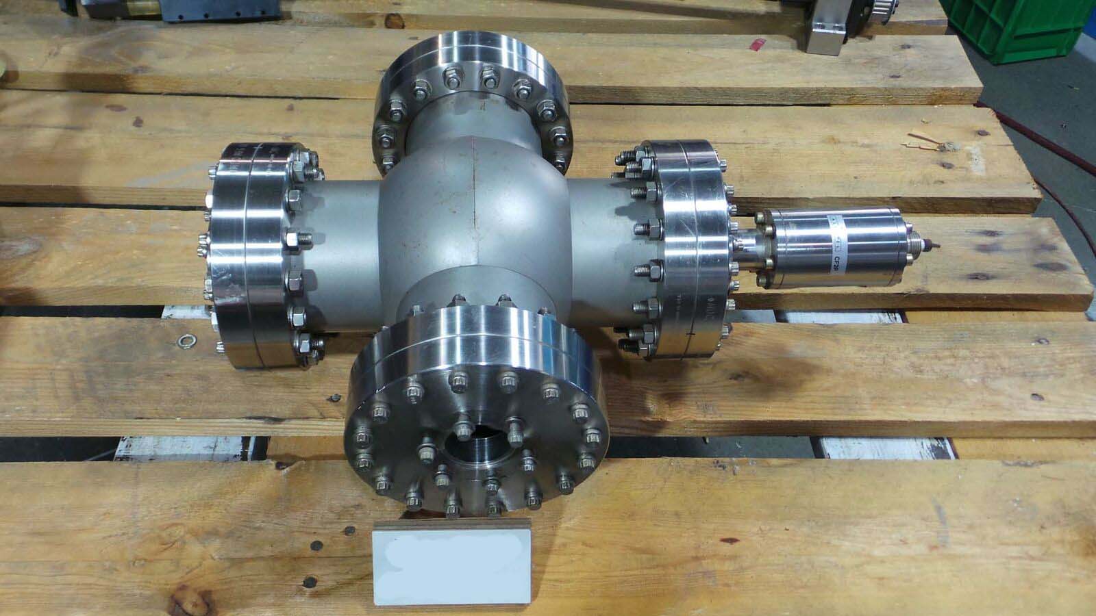 Used MDC-MFG Inc MDC-MFG MDC-MFG Inc, 5 Way Flange / With Alcatel CF2P High Cacuum Cold Cathode /