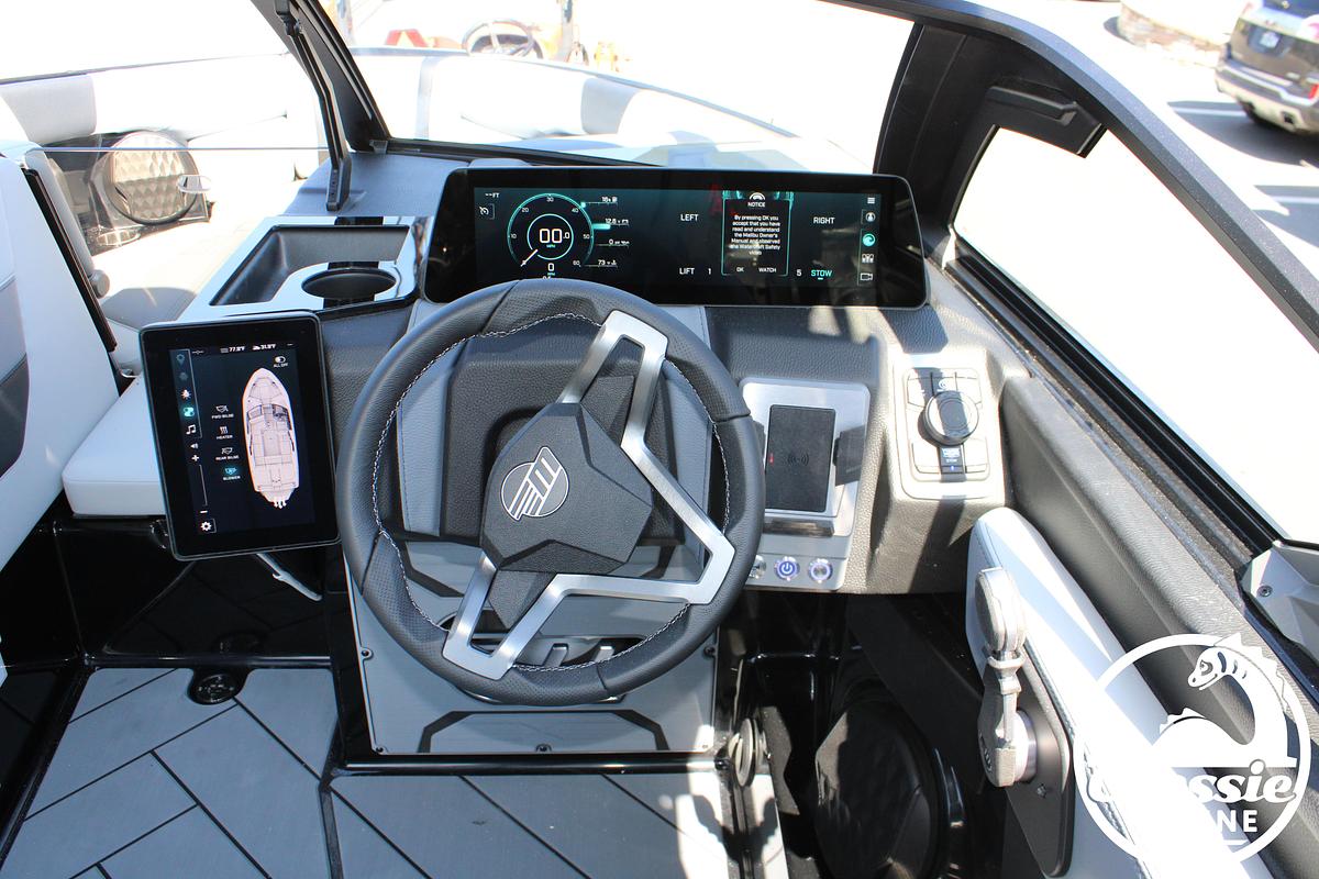 2027 Malibu 23 LSV
