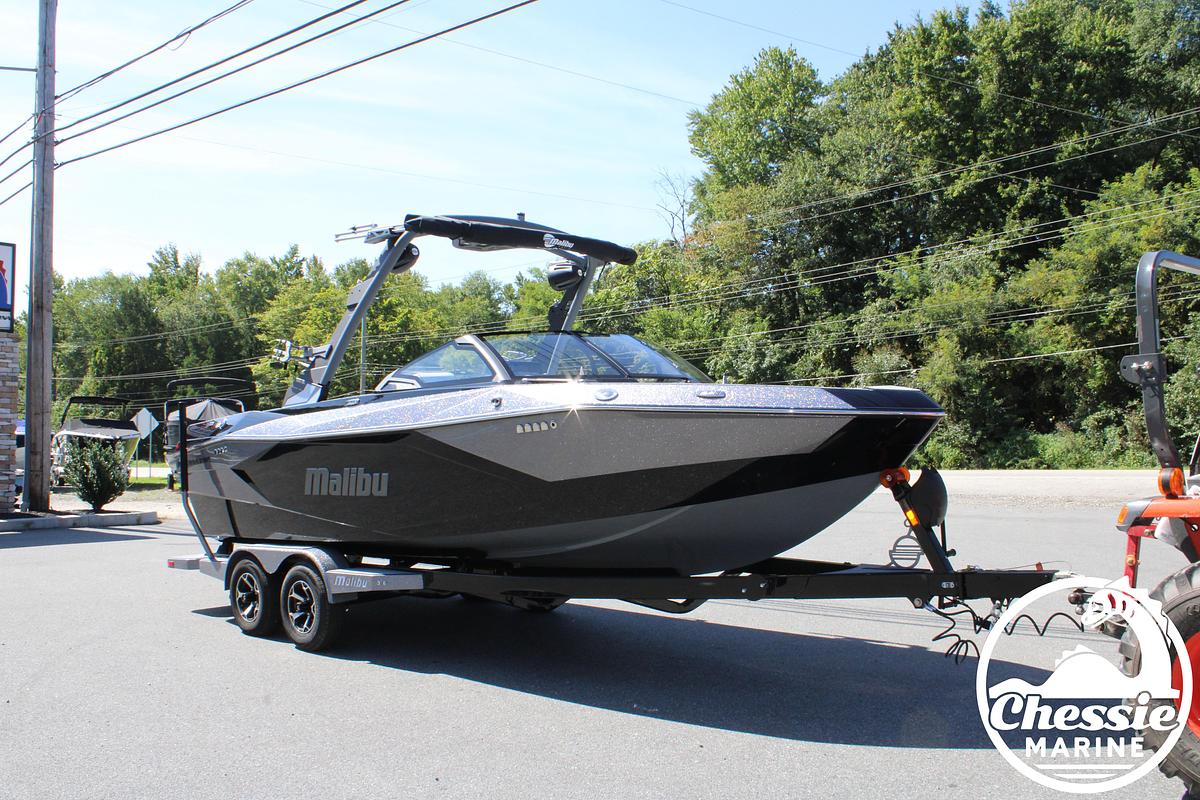 2027 Malibu 23 LSV