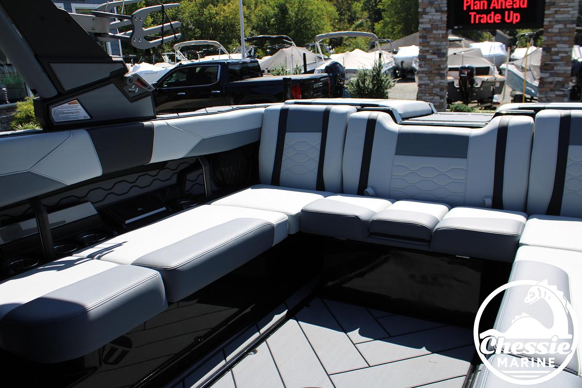2027 Malibu 23 LSV