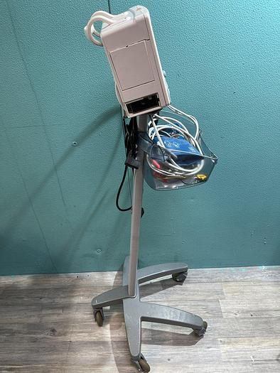 Gebraucht Datascope Trio Patientenmonitor auf Trolley mit 2x Manschette, EKG Kabel und SpO2 Fingersensor