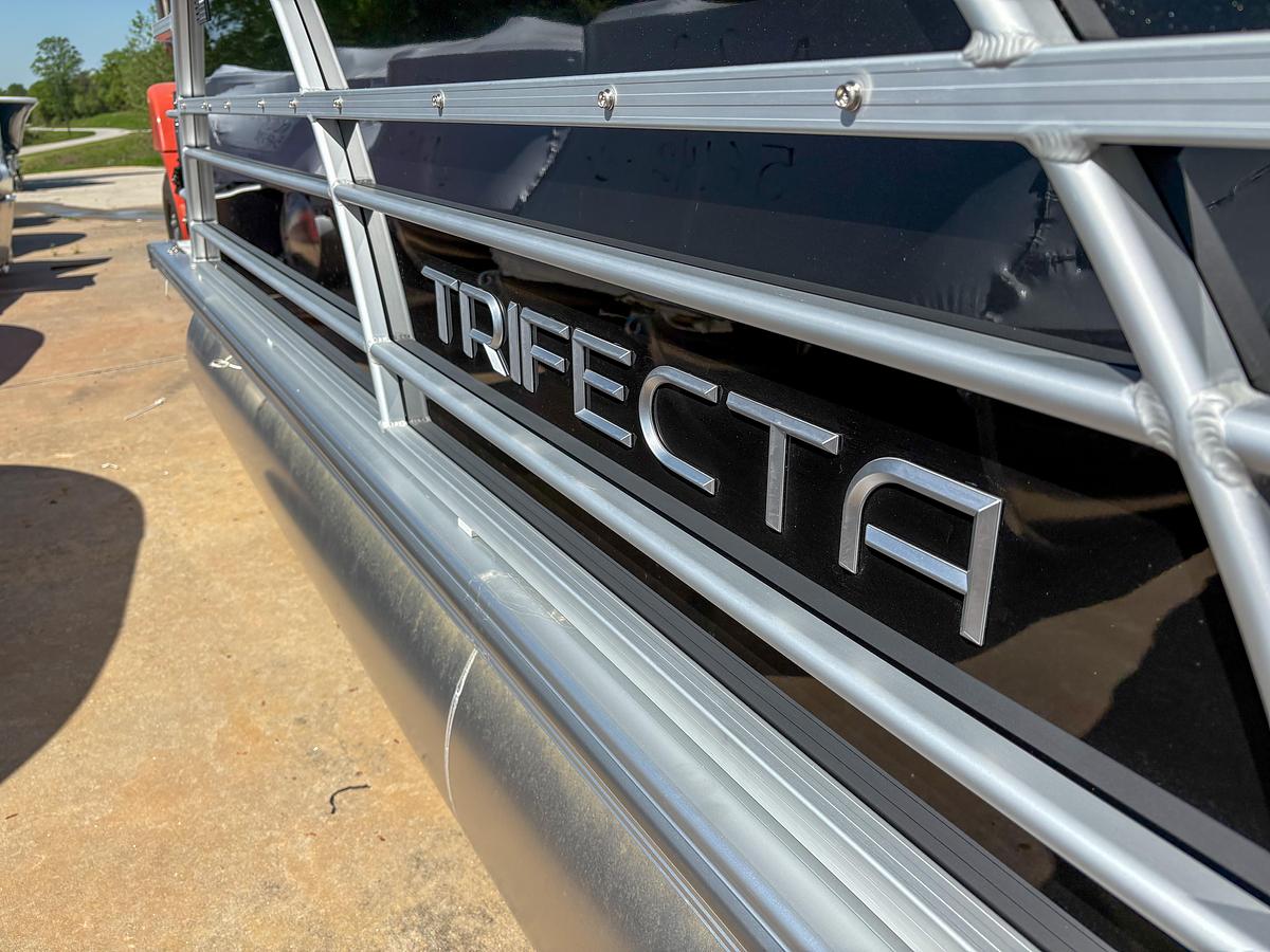 2025 Trifecta 22 UL LE T 2.75