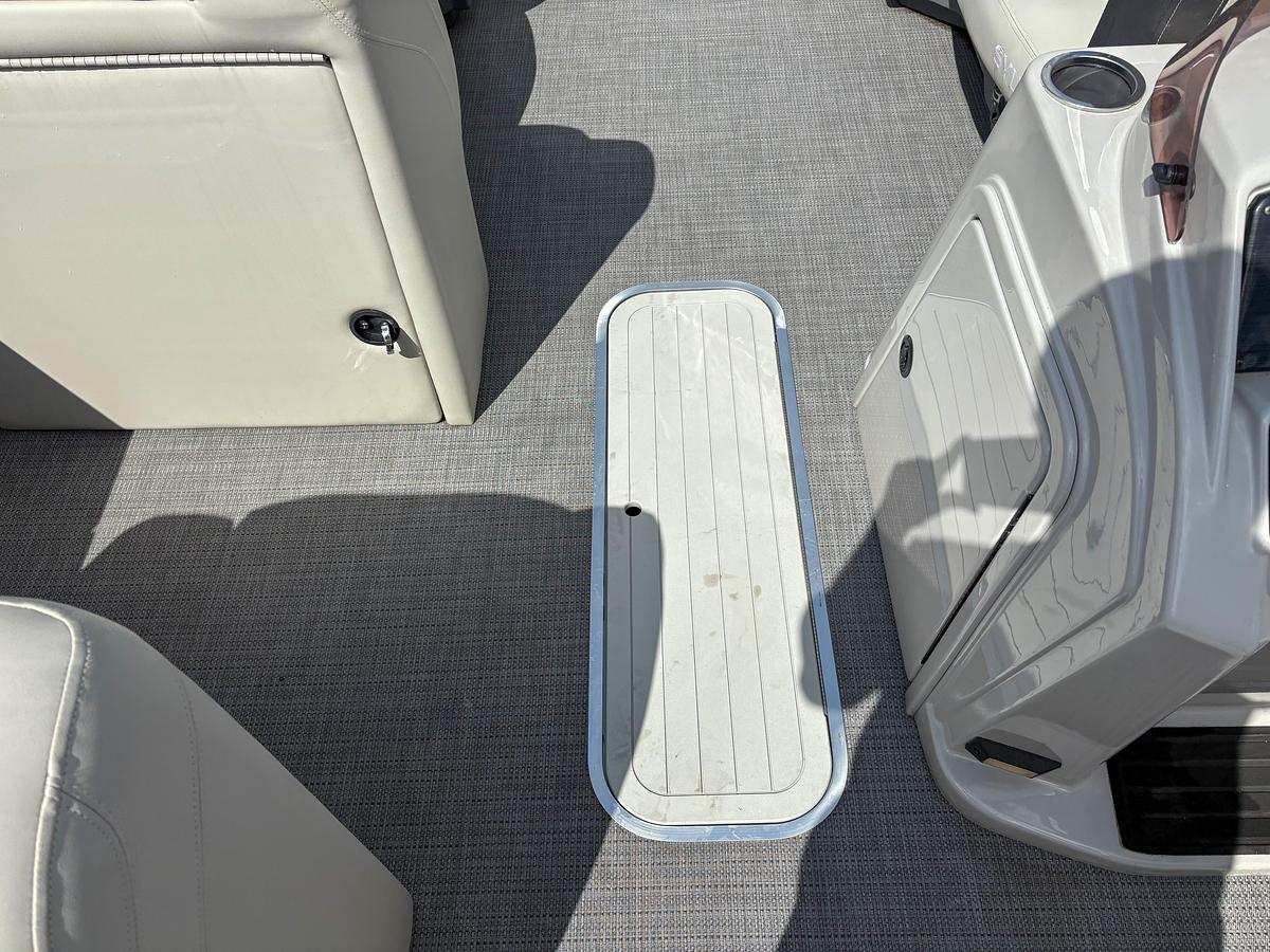 Used 2023 Sylvan 8522 Mirage Cruise