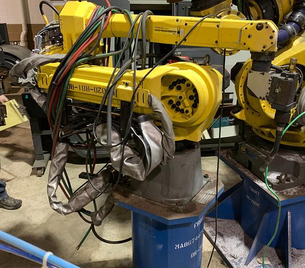 Used FANUC ARCMATE 120iC/10L 6 AXIS CNC MIG WELDING ROBOT WITH R30iA CONTROLLER