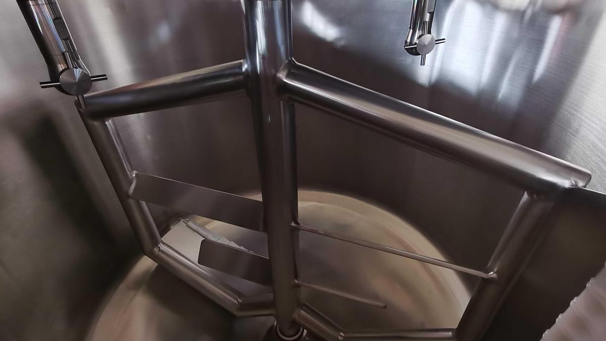 150 Gallon Stainless Steel Mixing Kettle with Sweep Agitator - Industrial Cooking for Sauces & Soups