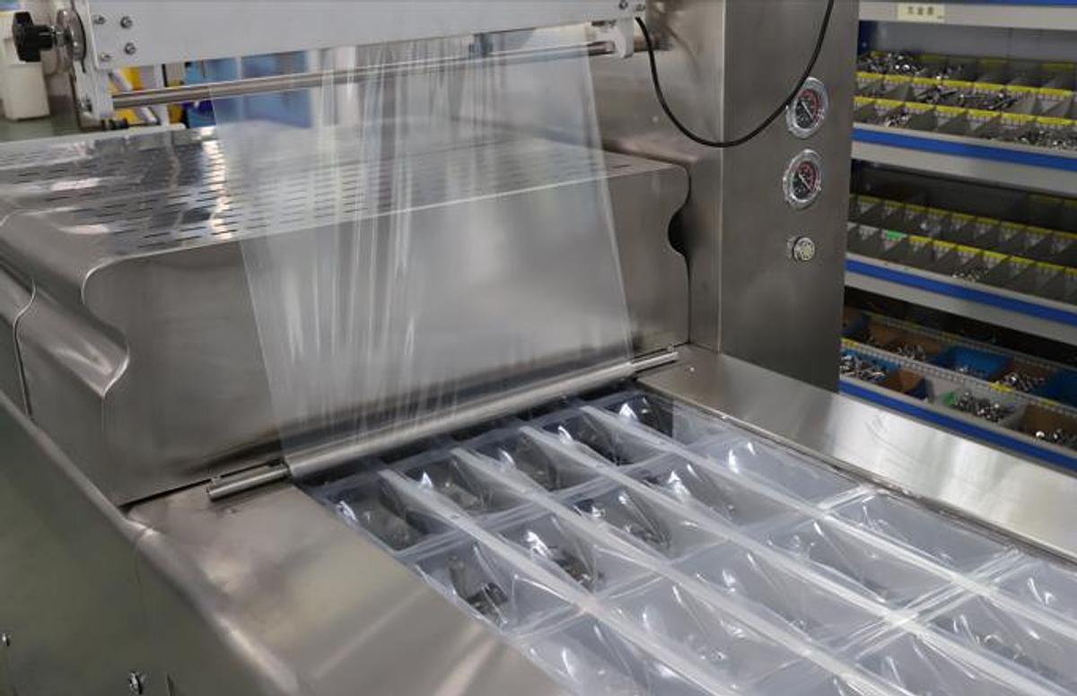 Automatic Thermoforming Vacuum Packaging Machine 420A