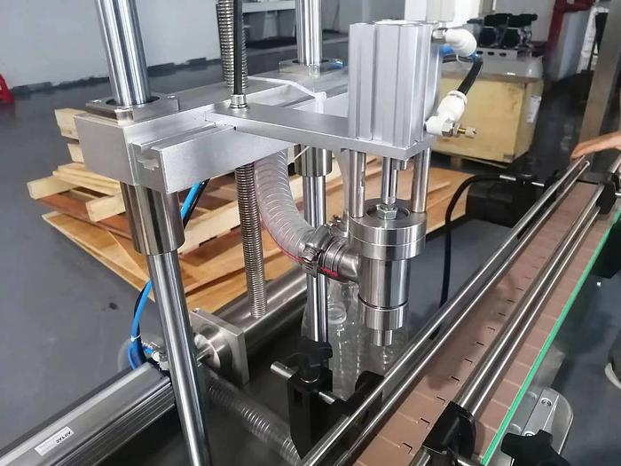 Automatic liquid filling machine