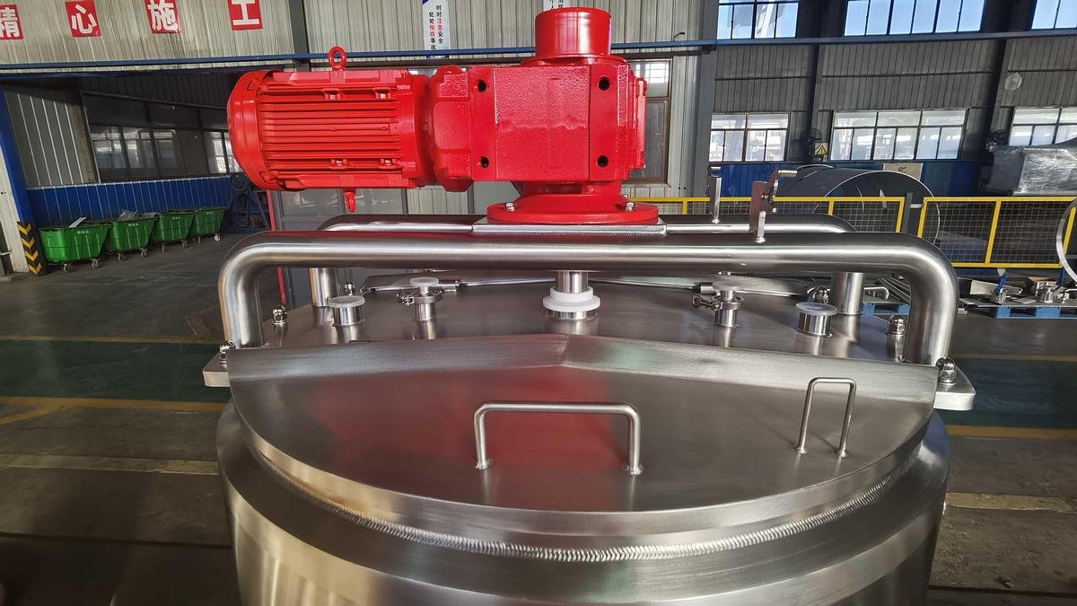 150 Gallon Stainless Steel Mixing Kettle with Sweep Agitator - Industrial Cooking for Sauces & Soups