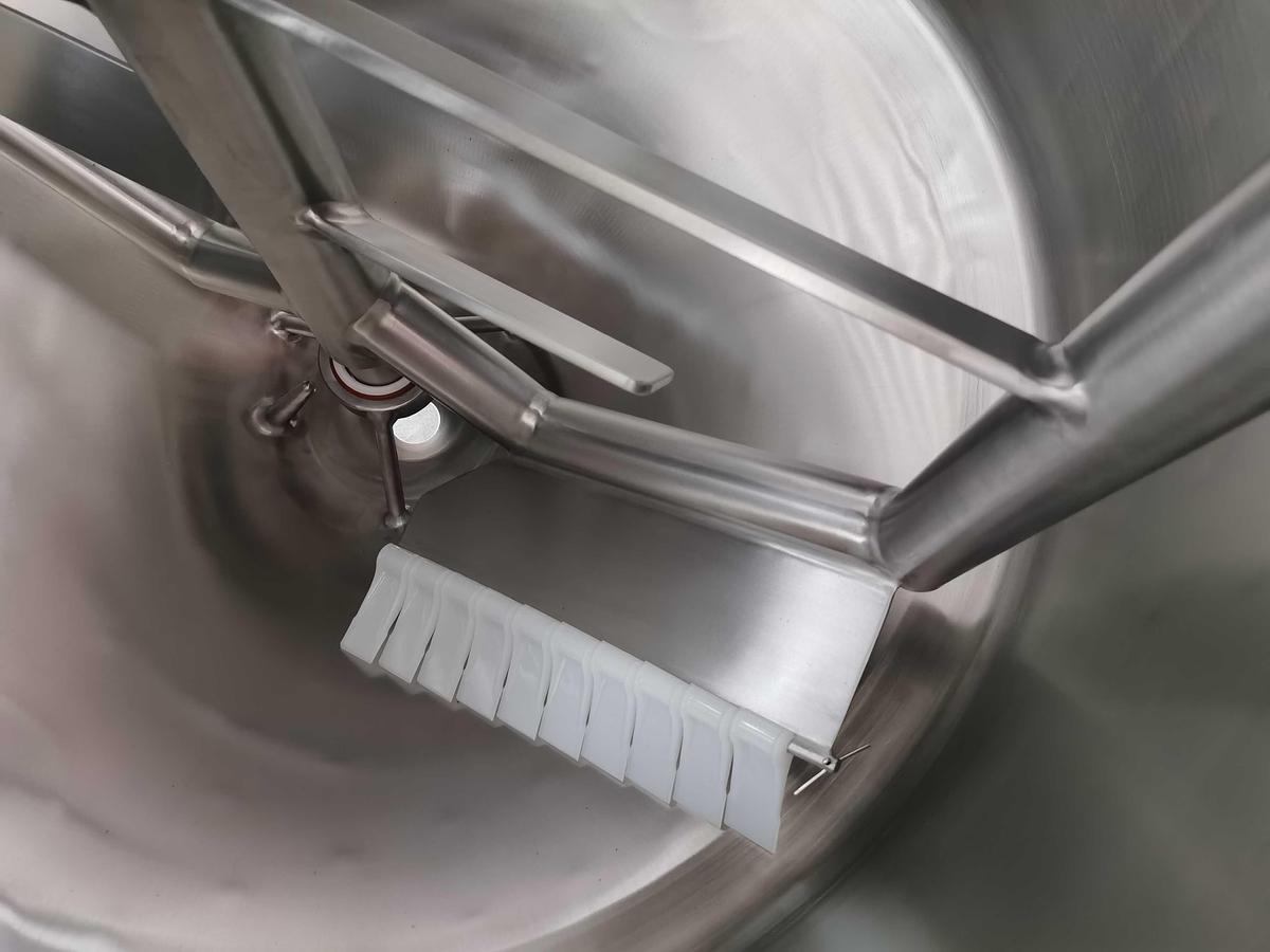 150 Gallon Stainless Steel Mixing Kettle with Sweep Agitator - Industrial Cooking for Sauces & Soups