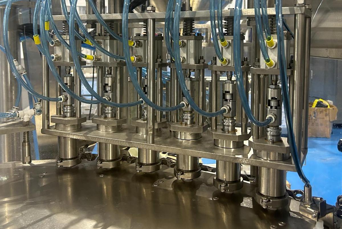 Six-head rotary filling and capping machine