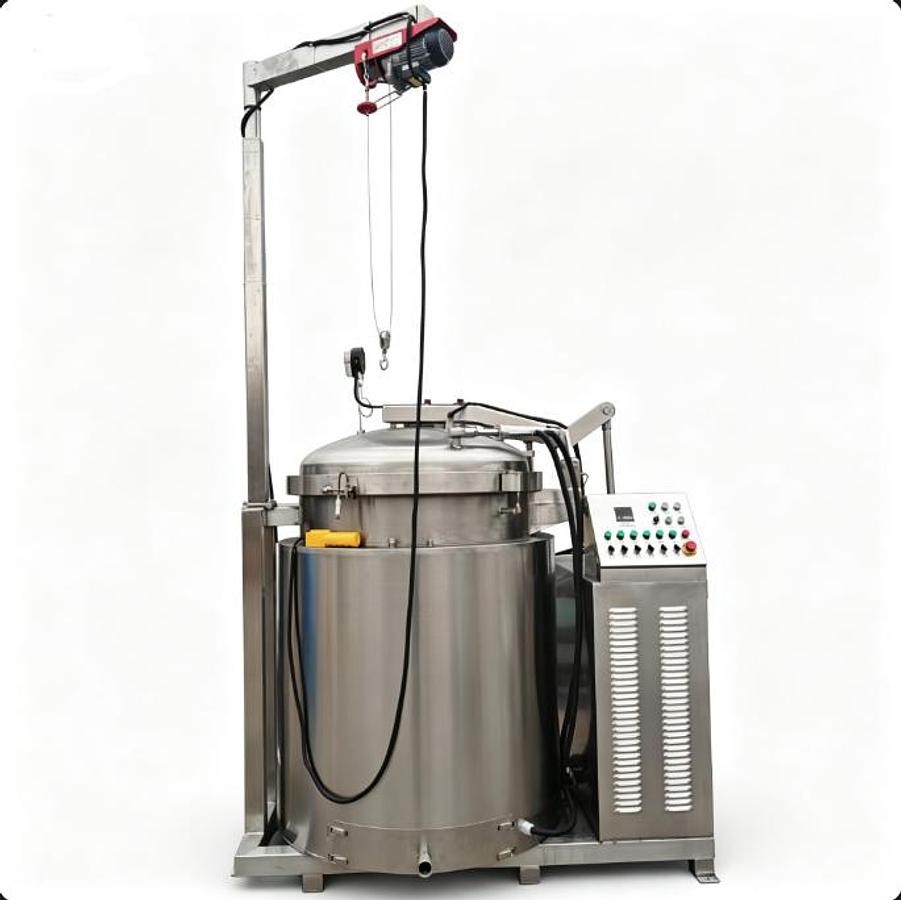 Gas or electric heating bone soup kettle, fitted with a lifting basket and basket hoisting system for easy feeding and discharging