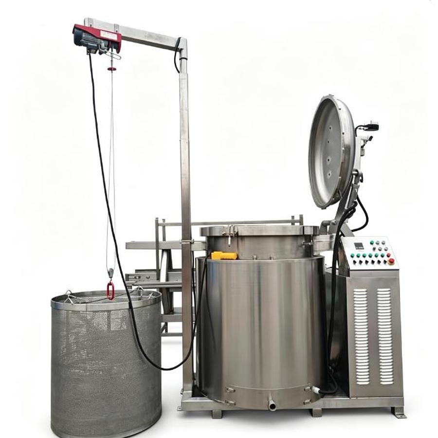 Gas or electric heating bone soup kettle, fitted with a lifting basket and basket hoisting system for easy feeding and discharging