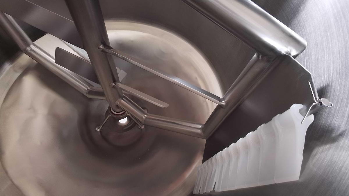 150 Gallon Stainless Steel Mixing Kettle with Sweep Agitator - Industrial Cooking for Sauces & Soups