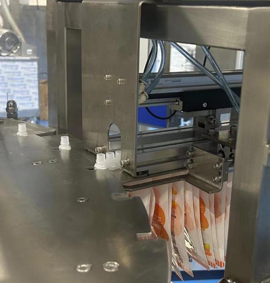 Six-head rotary filling and capping machine