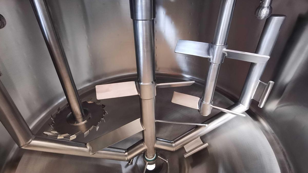 300 Gallon Triple agitation mixing tank with high shear disperser mixing