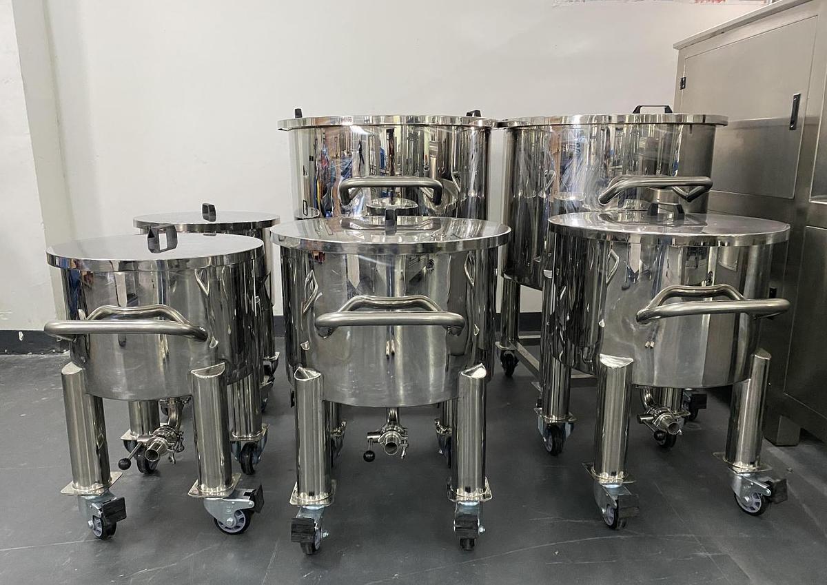 Pneumatic lift homogenizer with 100L mobile open-top tank