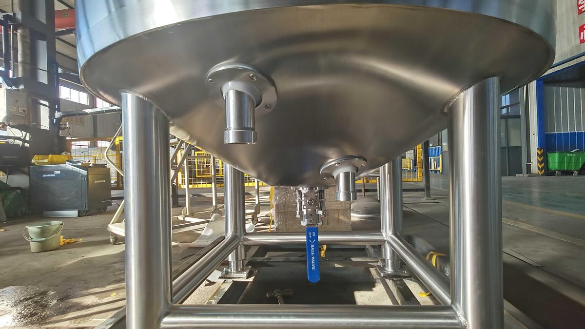 150 Gallon Stainless Steel Mixing Kettle with Sweep Agitator - Industrial Cooking for Sauces & Soups