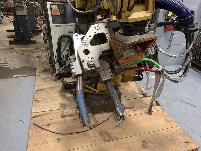 Used FANUC R2000iB/210F 210KG X 2655MM REACH 6 AXIS CNC ROBOT W/R30iA CONTROLS WITH ARO SERVO GUN