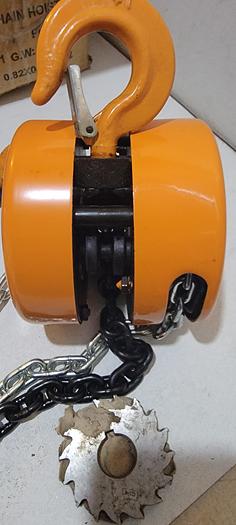 I TON 10" CHAIN HOIST BLOCK, CENTRAL MACHINE UP TO 2,000LBS (106)