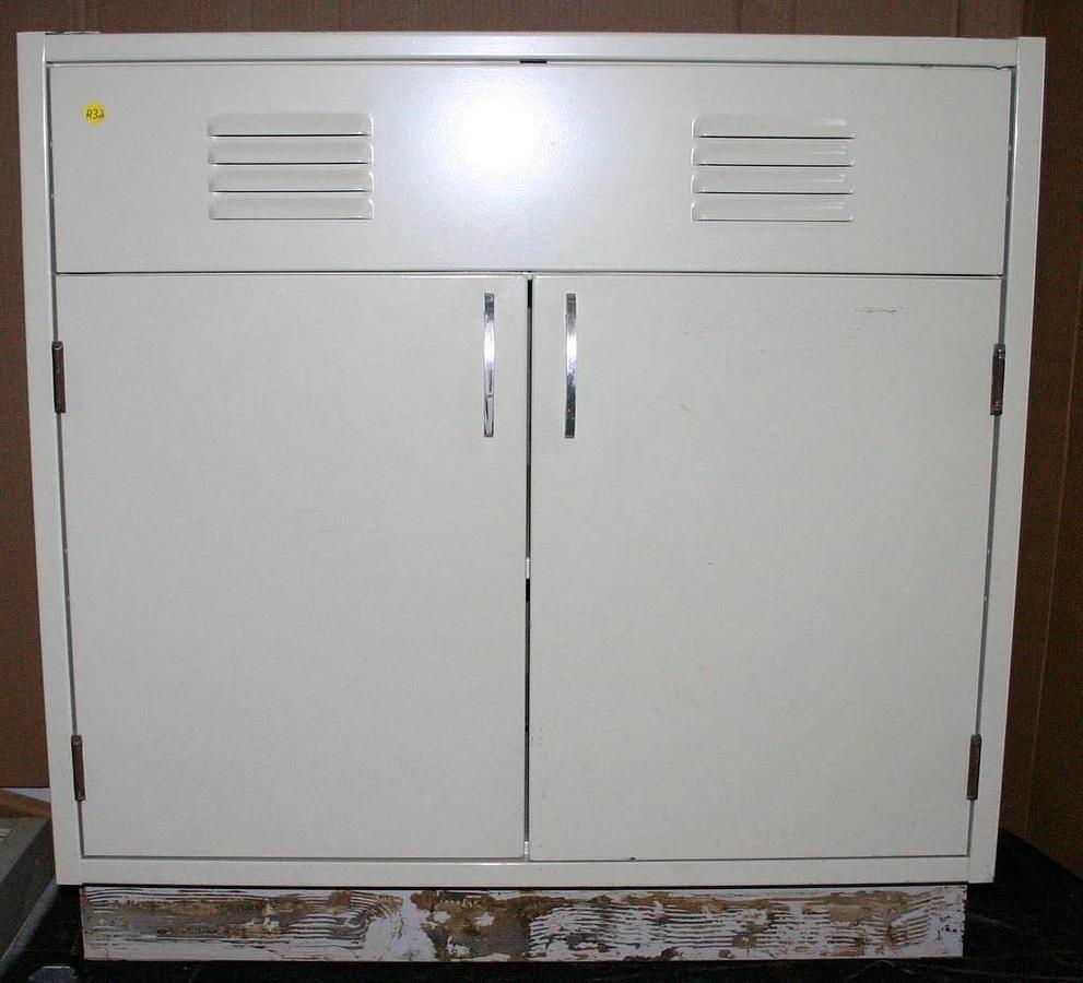 Used HAMILTON KEWAUNEE LABORATORY CABINETS, CASEWORK 74 FEET, $120 PER FOOT