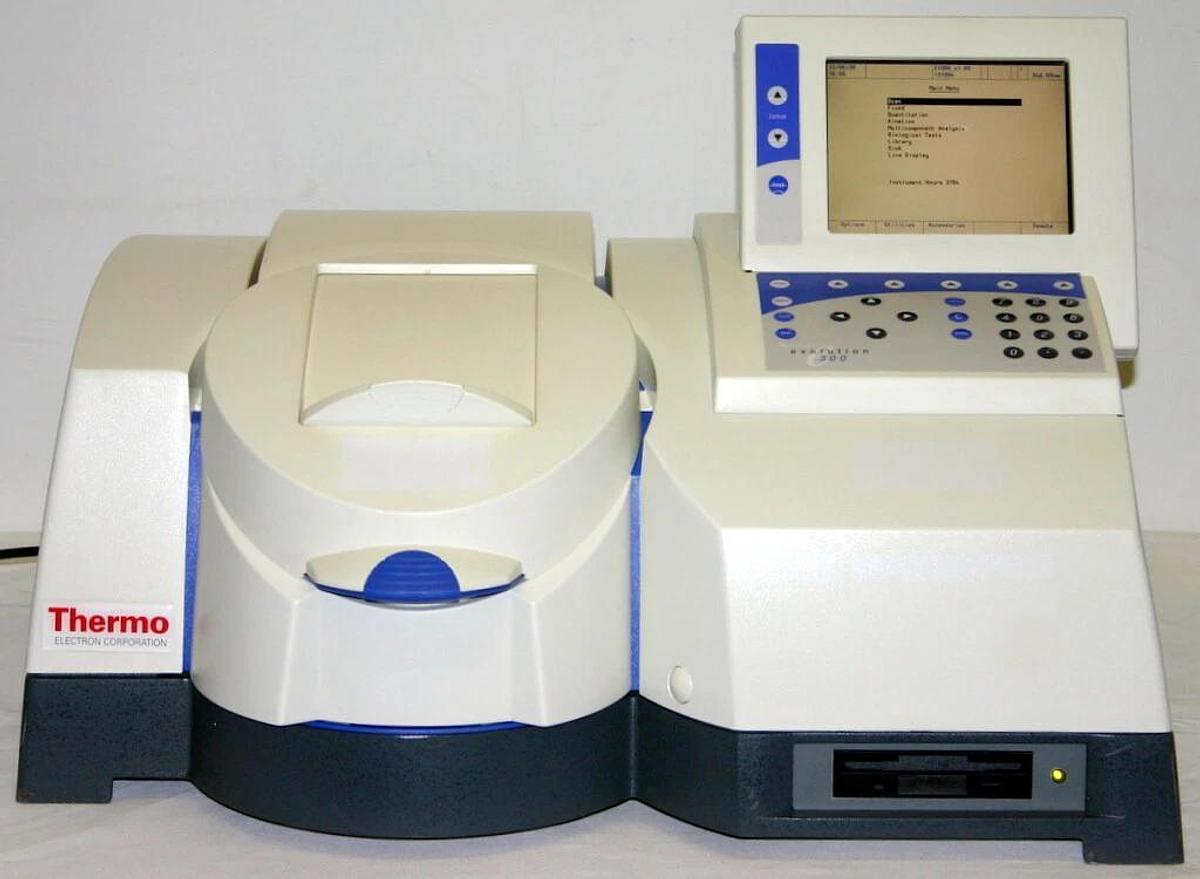 Used THERMO ELECTRON NICOLET VISIBLE SPECTROPHOTOMETER, MODEL EVOLUTION 300 LC