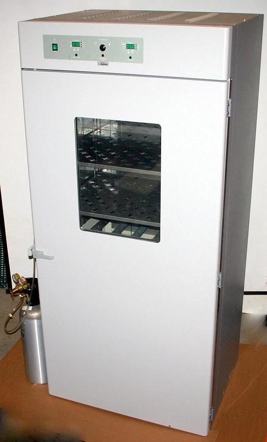 WHEATON ROLL-IN CO2 INCUBATOR, MODEL I057606 WITH SIX SHELVES