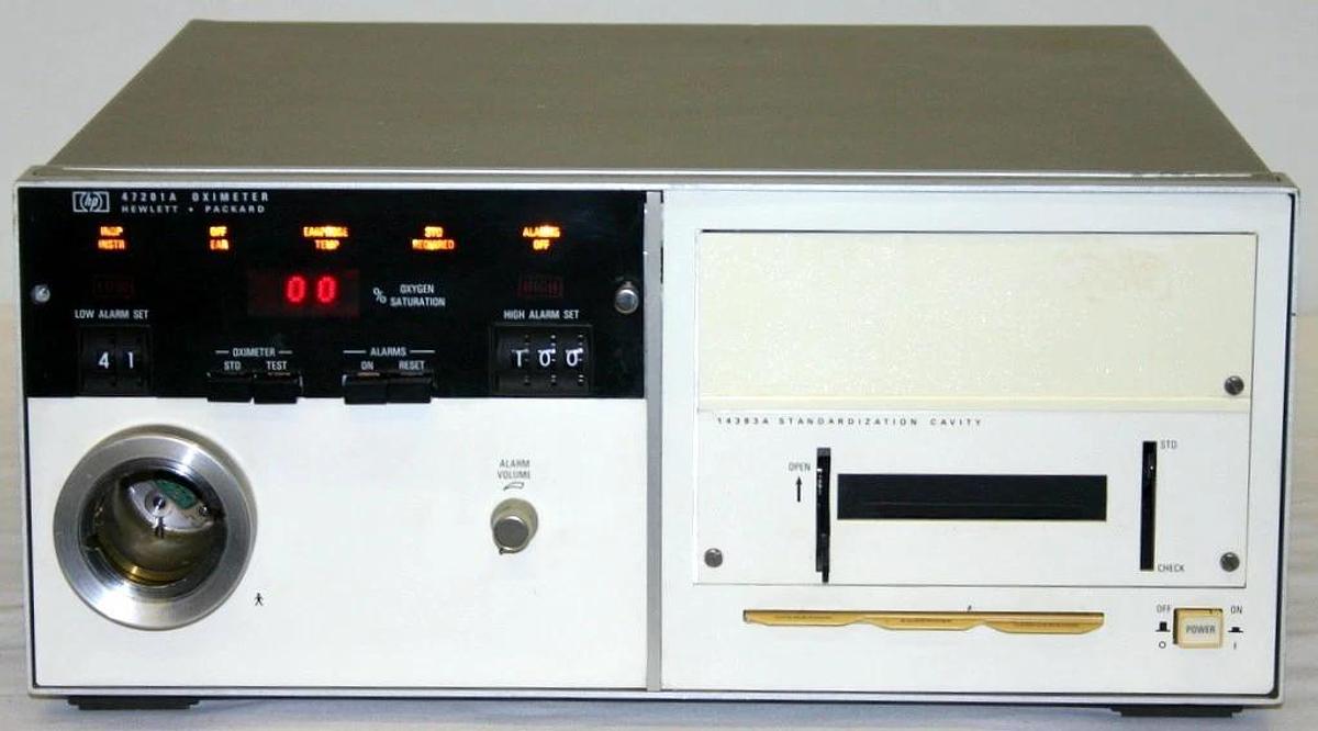 Used HEWLETT PACKARD 8-WAVELENGTH EAR OXIMETER, MODEL 47201A