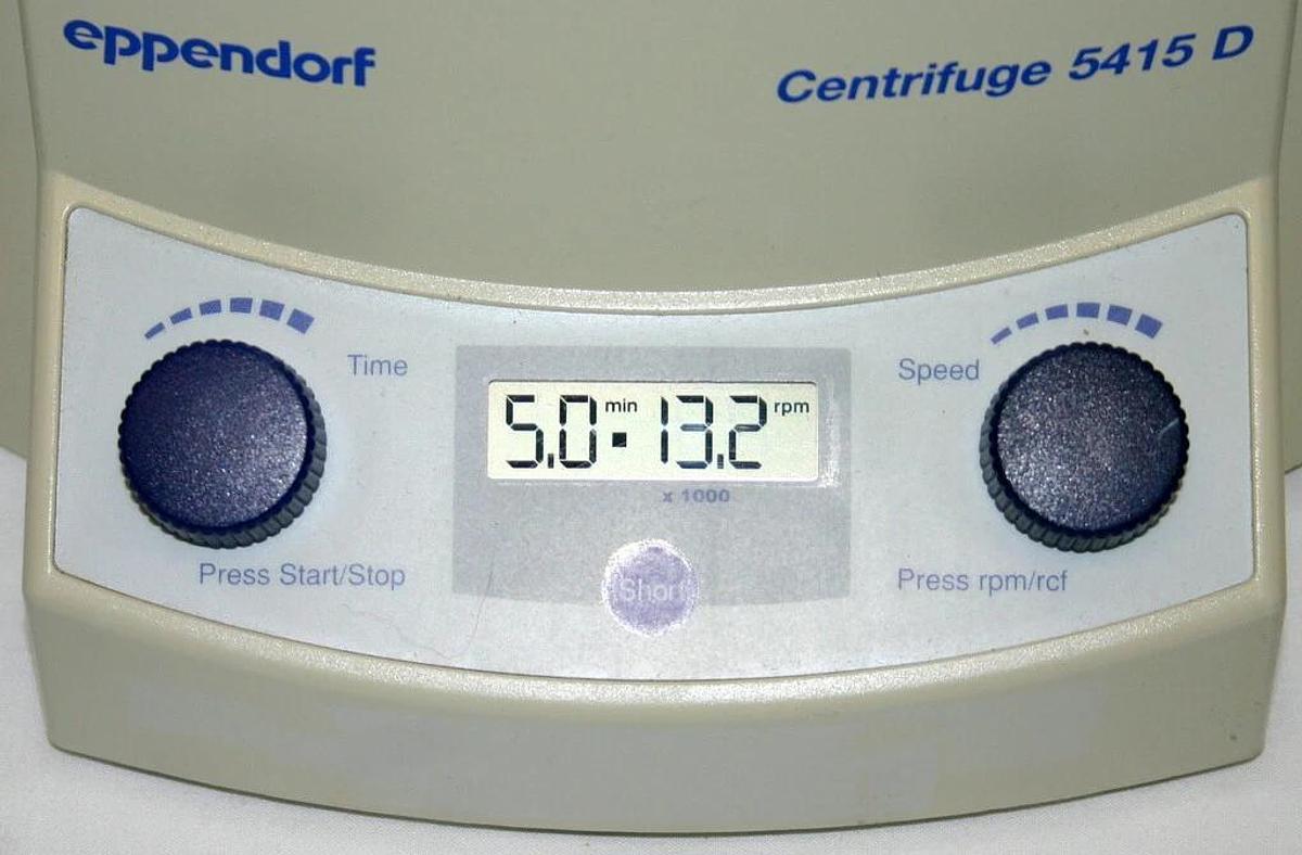 Used EPPENDORF MICROCENTRIFUGE, CENTRIFUGE, MODEL 5415D, W/ F45-24-11 ROTOR AND LID