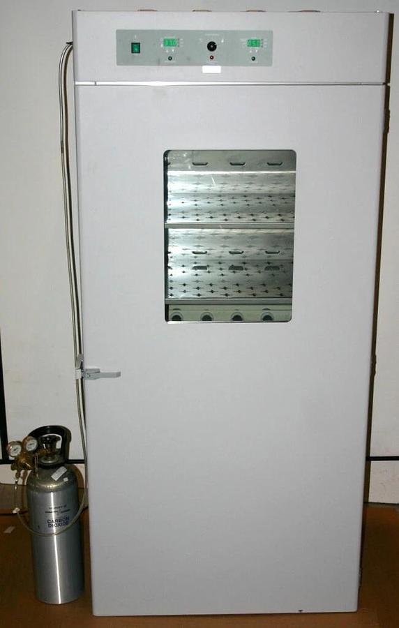 WHEATON ROLL-IN CO2 INCUBATOR, MODEL I057606 WITH SIX SHELVES