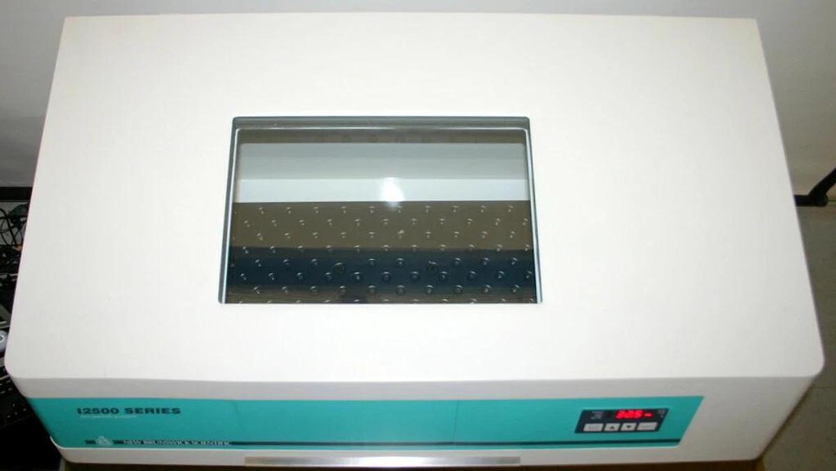 NEW BRUNSWICK SCIENTIFIC EPPENDORF REFRIGERATED INCUBATOR SHAKER, MODEL I2500KC