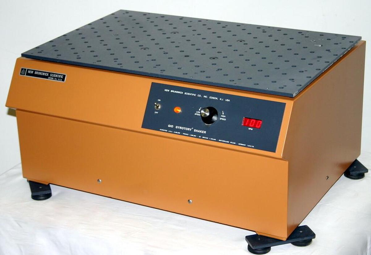 NEW BRUNSWICK SCIENTIFIC DIGITAL GYROTORY PLATFORM SHAKER, MODEL G-10